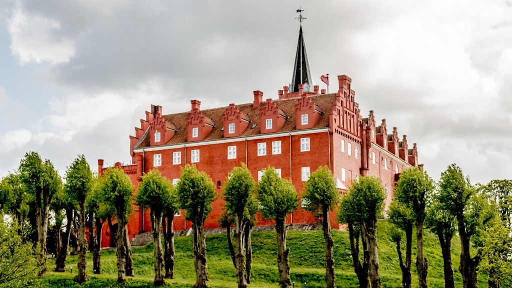 Tranekær slot er placeret på en 20 meter høj hatbakke
