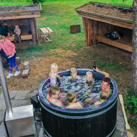Familiehulen - Shelter & wilderness bath under the sky 