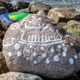 Bemalede sten i Lohals Havn, Anni Printz, Dorte Eisen, Leif Kjøl og Jan Axel Starup