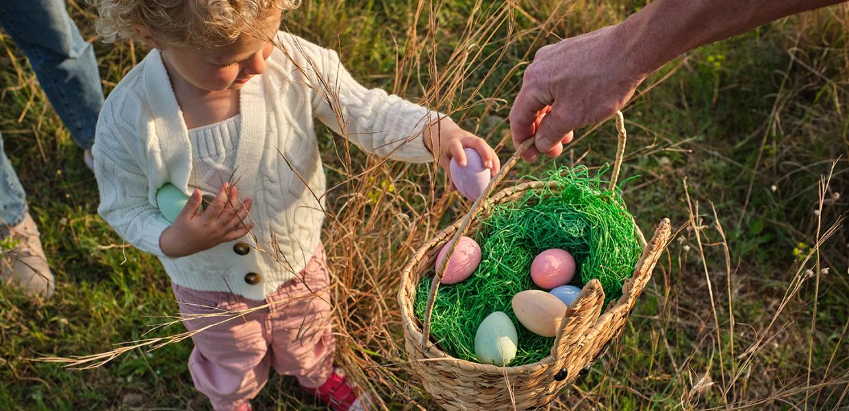 Barn samler påskeæg