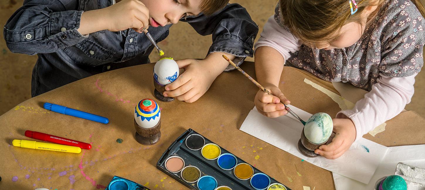 Børn maler på påskeæg