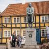 Børnefamilie for H.C.Ørsted statuen på Gåsetorvet i Rudkøbing